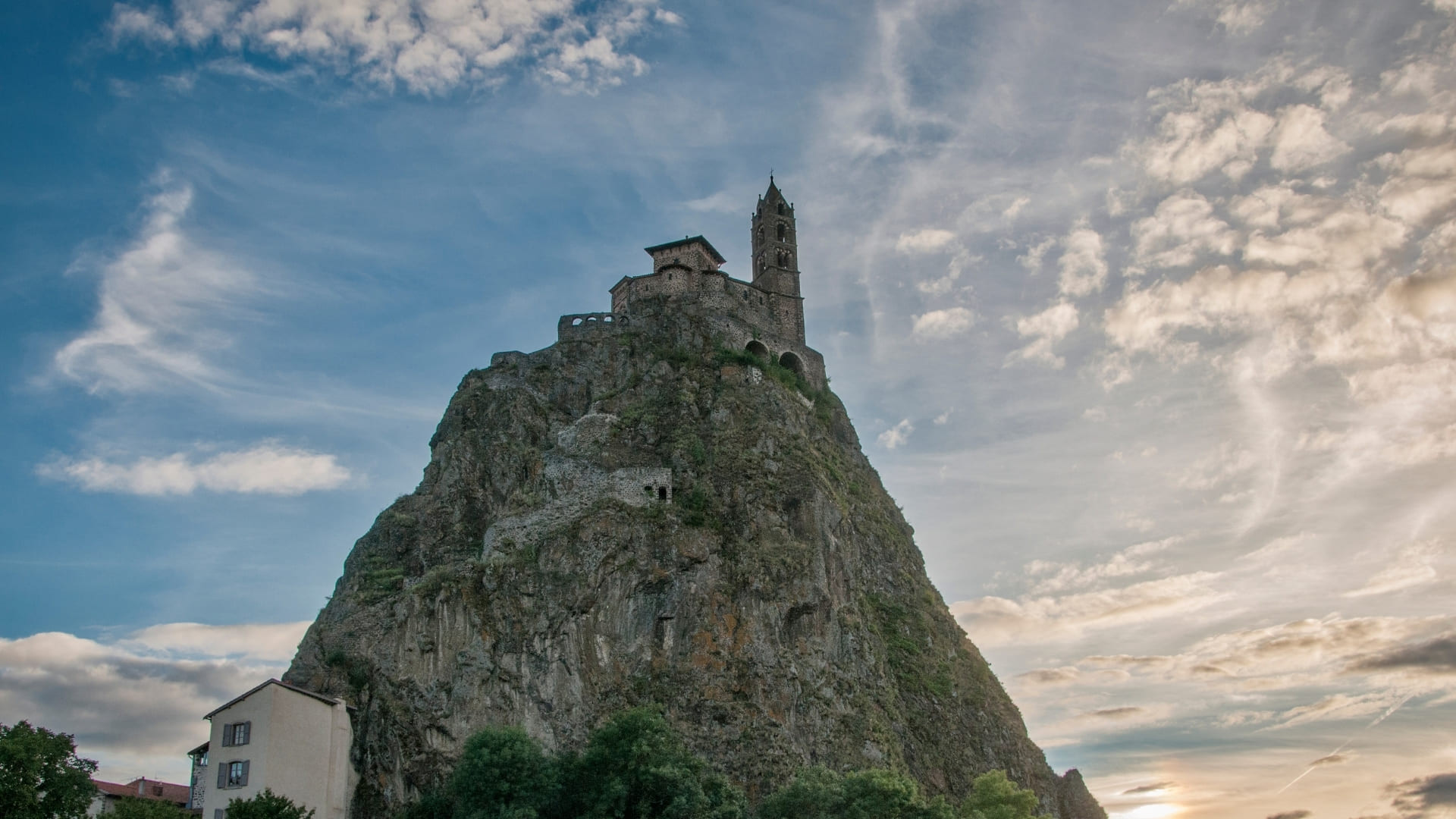 © Velay rocher_et_chapelle_st-michel_daiguilhe_au_puy_en_velay