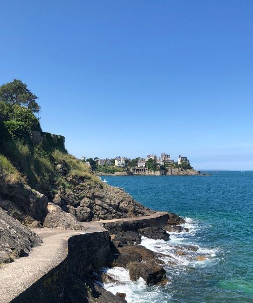 Sentier côtier rocheux avec vue sur les villas de Dinard - Bretagne - France