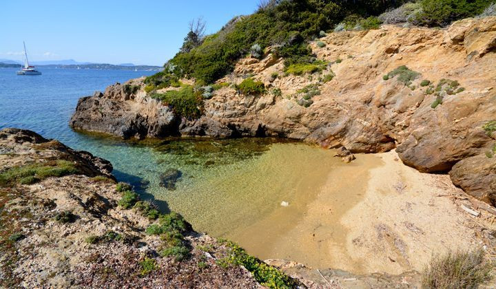Crique rocheuse sur l'île de Porquerolles - France