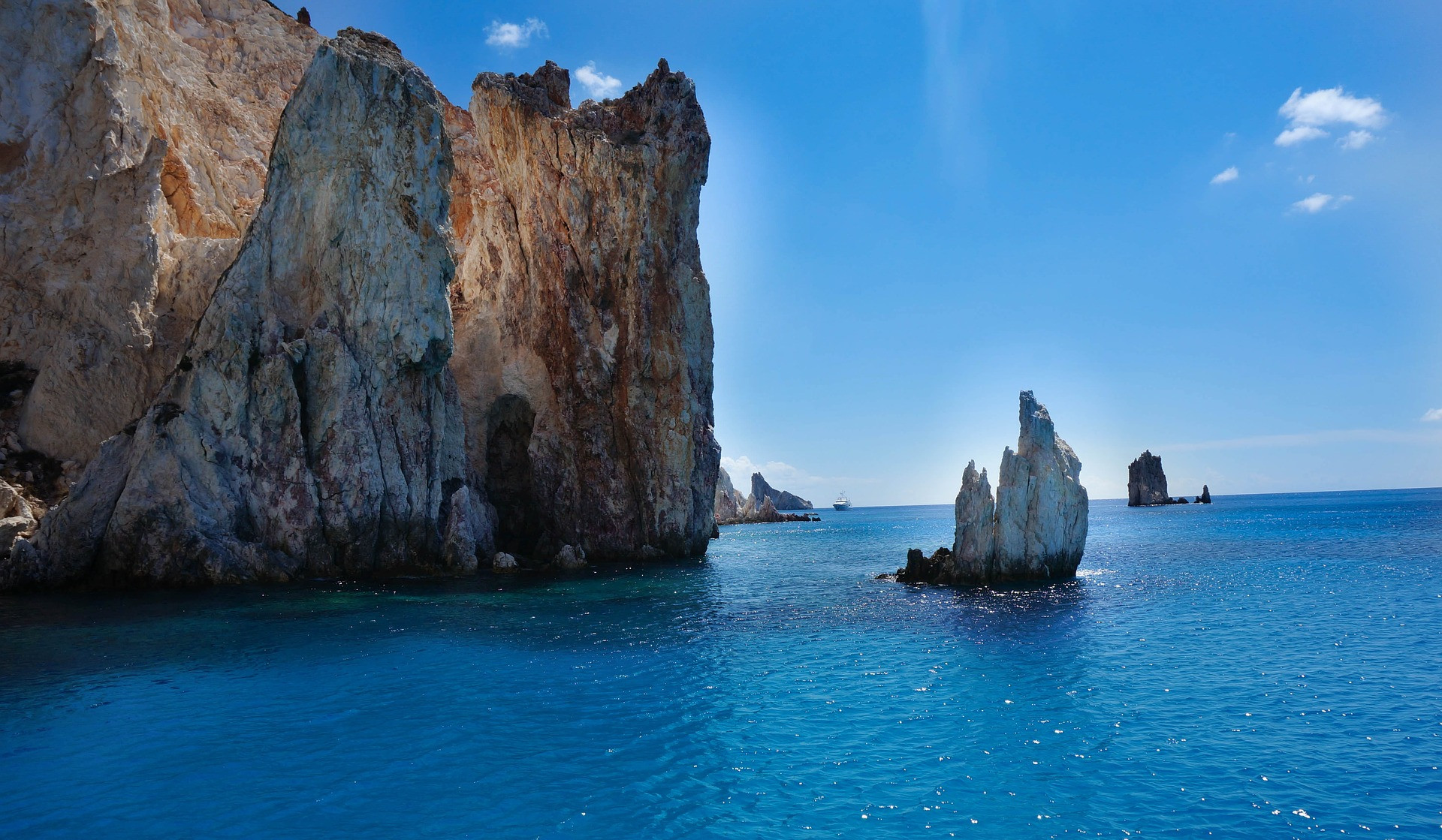 Falaises rocheuses et eaux turquoise - Îles grecques