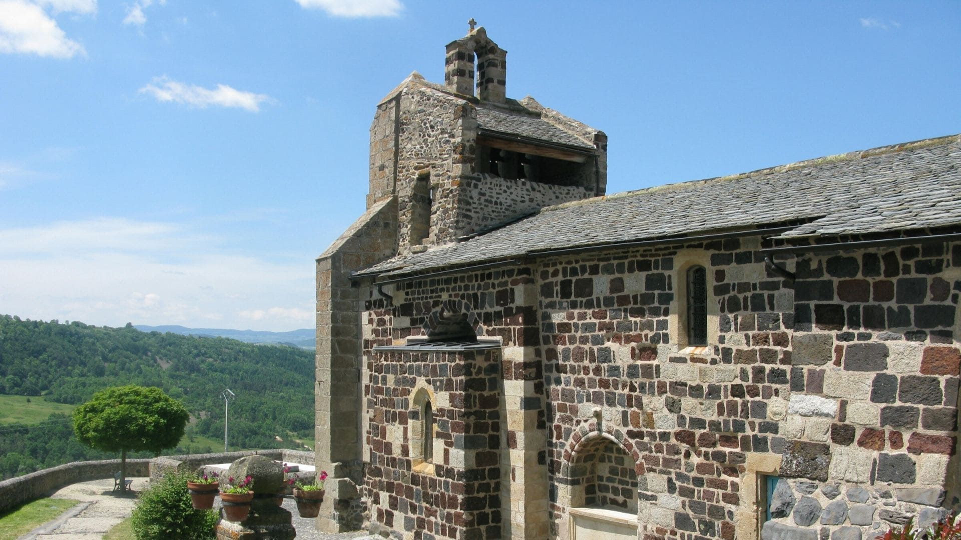 © Thomas Praire Église romane sur le chemin de Stevenson - France