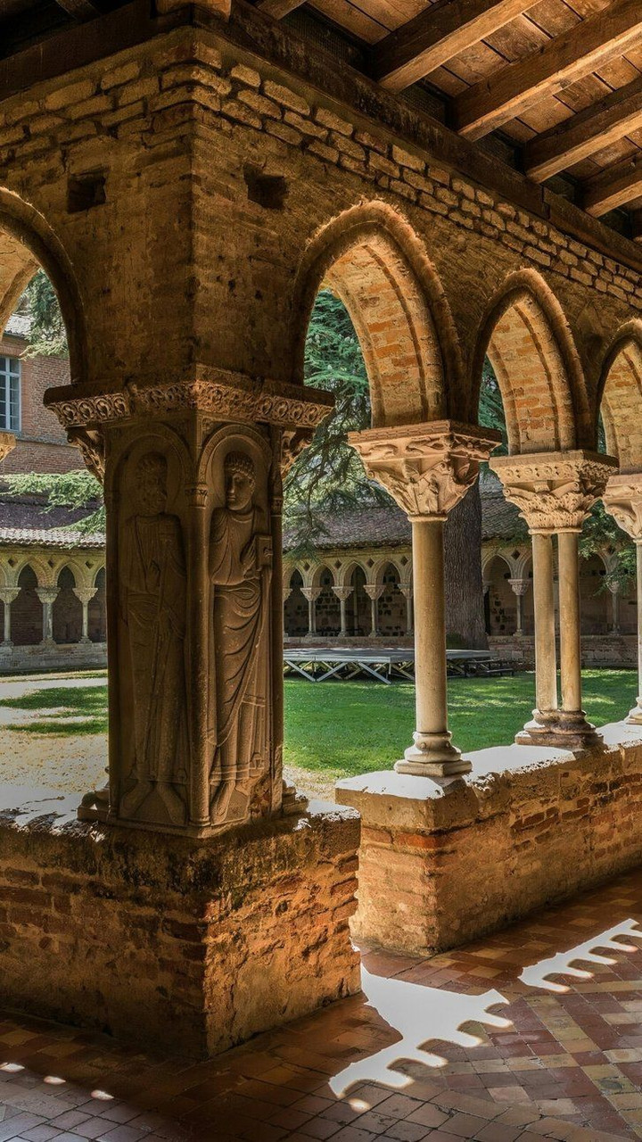 Cloître roman aux piliers sculptés de l'abbaye de Moissac - Tarn-et-Garonne - France