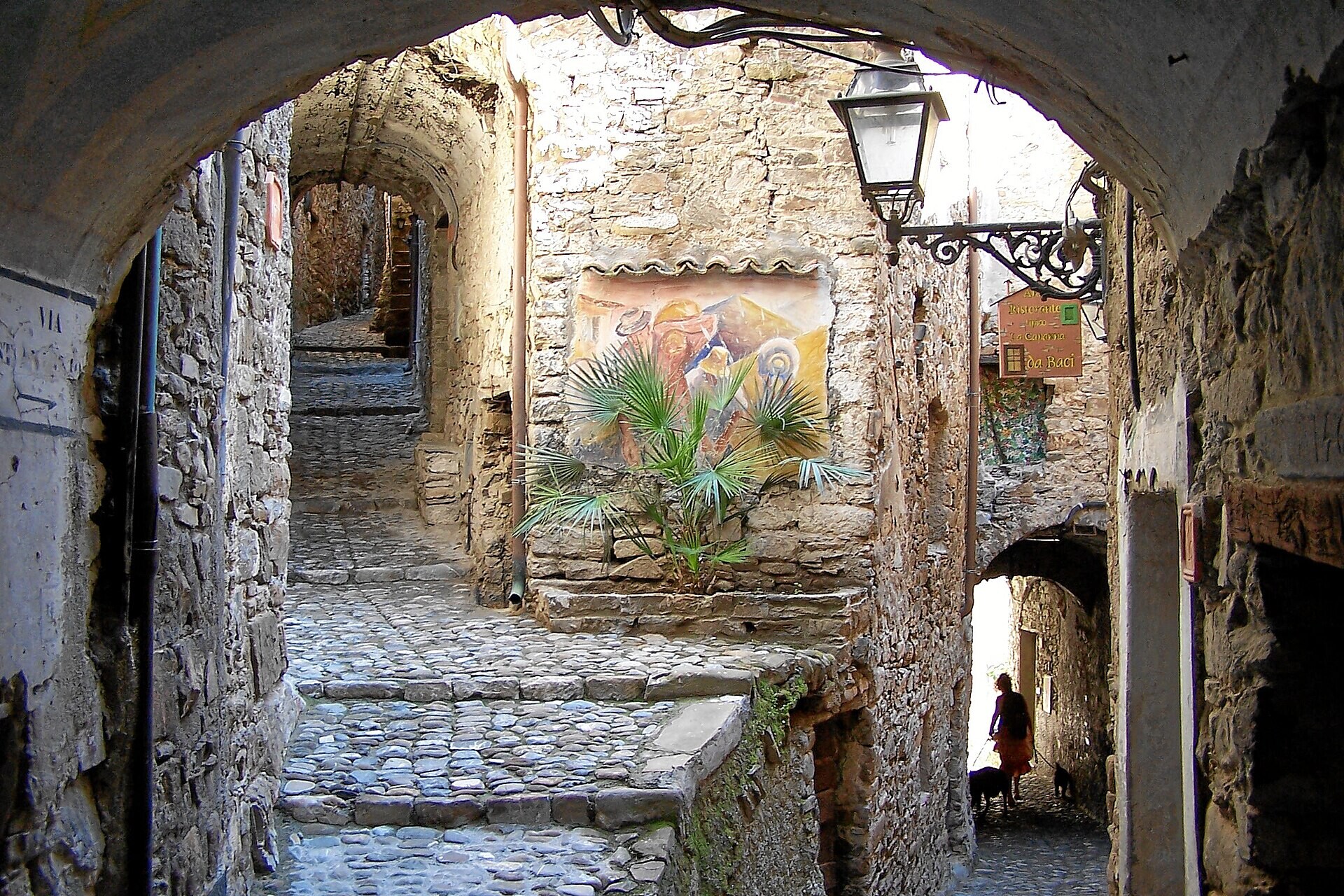 © Berthold Werner Ruelle couverte et peinture murale - Apricale - Ligurie Italie