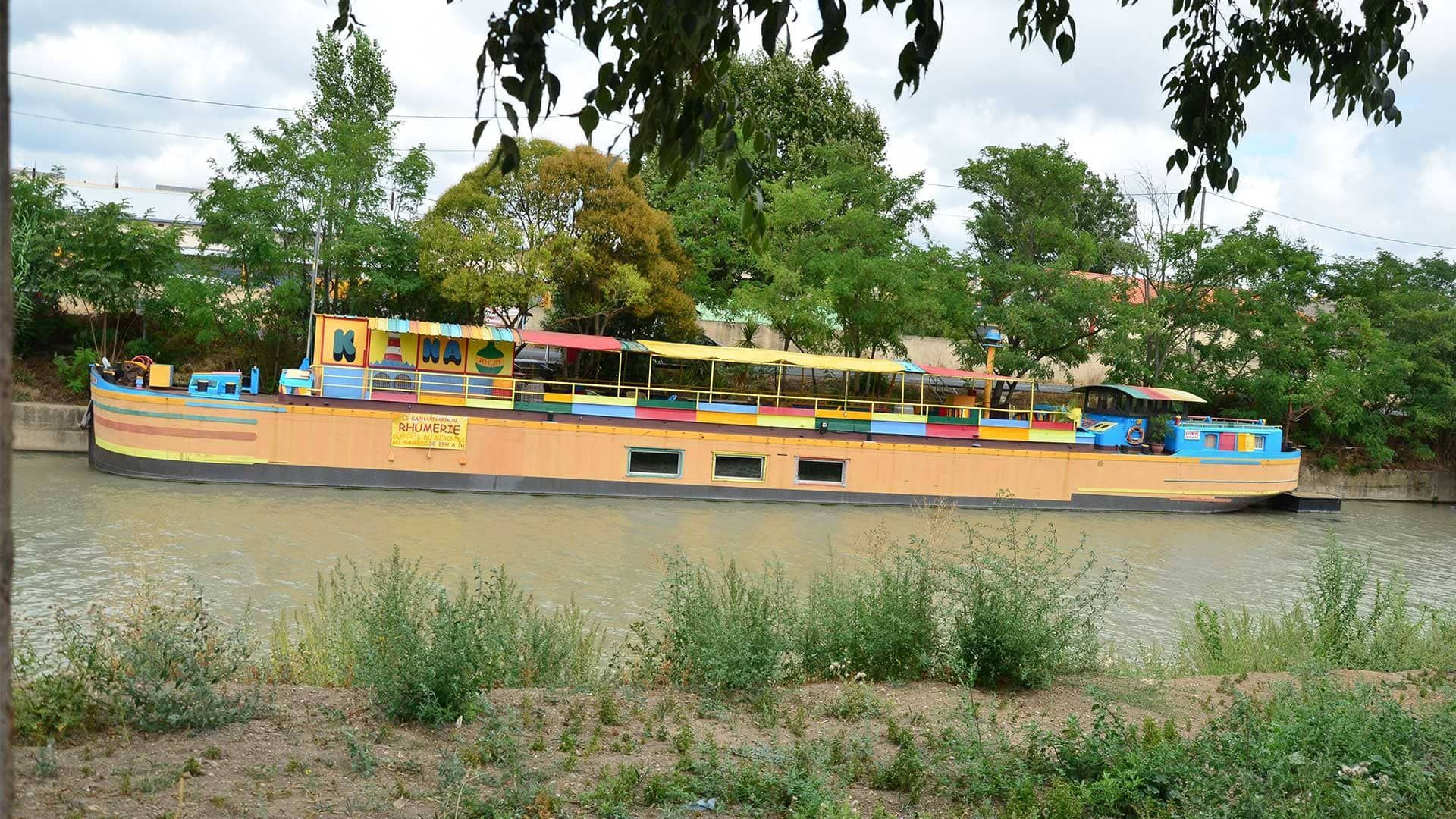 © Quentin Vanaker Péniche-rhumerie sur le canal du Midi - Béziers - Hérault - France