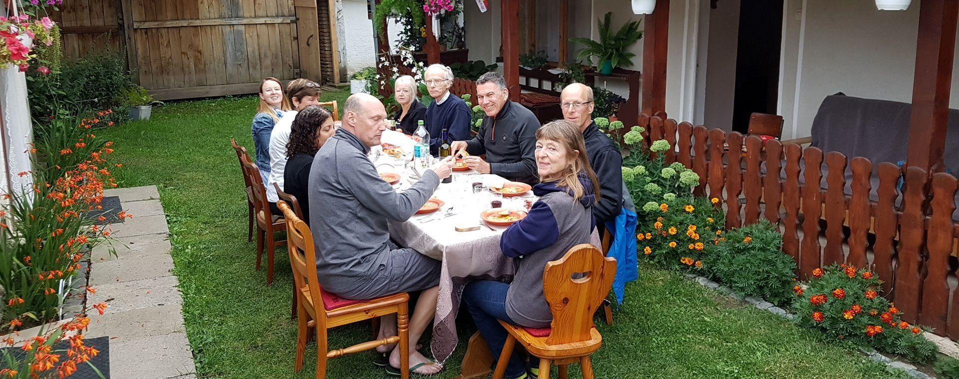 Repas convivial au jardin d'une pension - Transylvanie - Roumanie