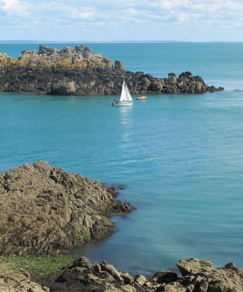Voilier près de la Pointe du Grouin - Bretagne - France