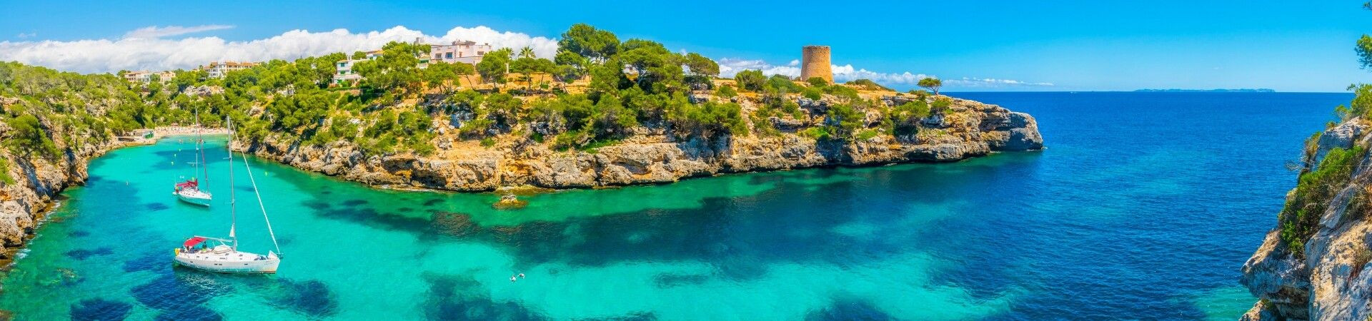 Voiliers dans une crique turquoise - Majorque - Îles Baléares