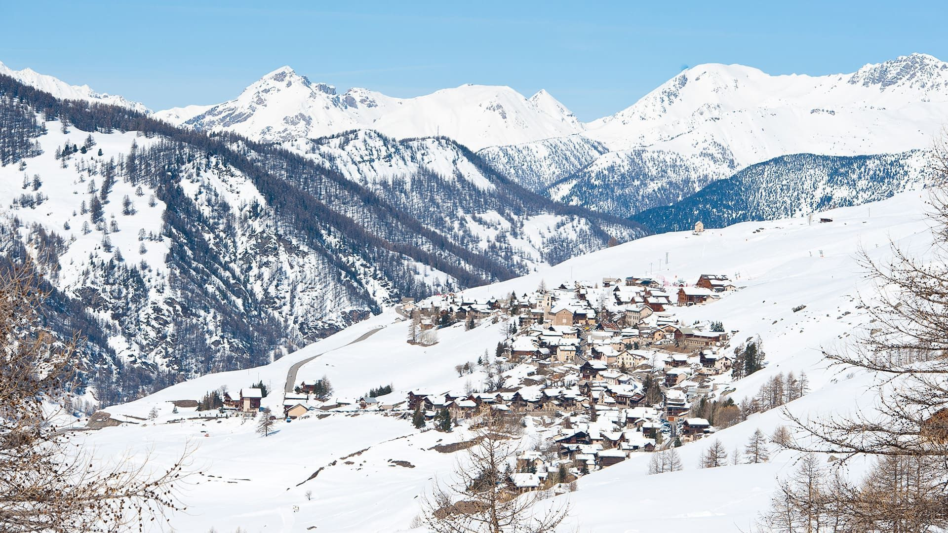 © Jean-Claude Praire Village de montagne sous la neige - Queyras - Alpes - France