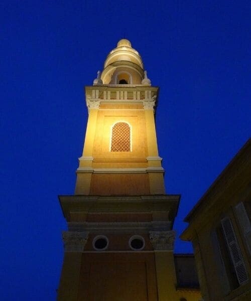Clocher de la basilique Saint-Michel-Archange illuminé de nuit - Menton - France