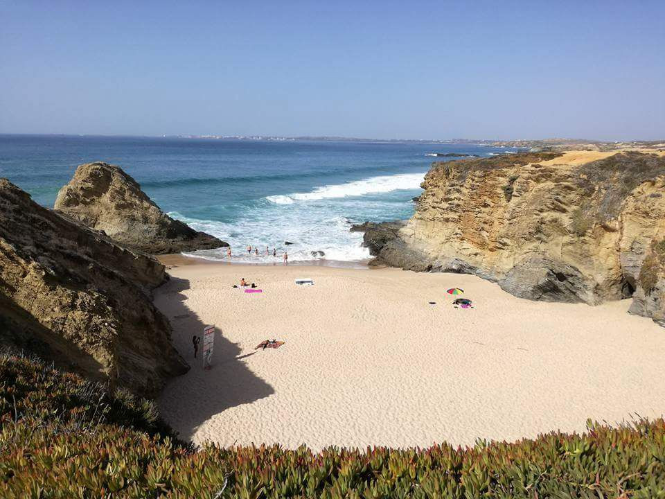 Crique de sable entre falaises ocre - Costa Vicentina - Portugal