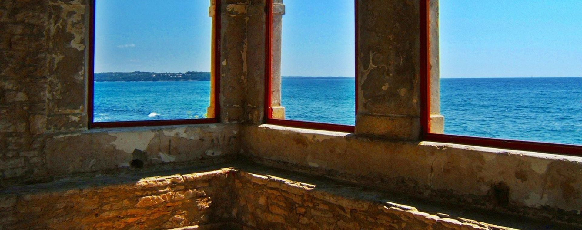 Vue sur la mer à travers des fenêtres en pierre - Istrie - Croatie
