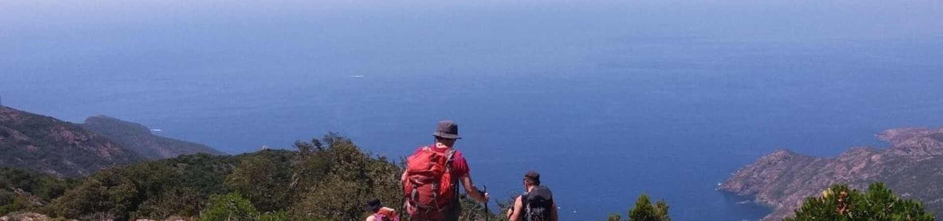 Randonneurs sur le sentier Mare e Monti au-dessus de la mer - Corse, France