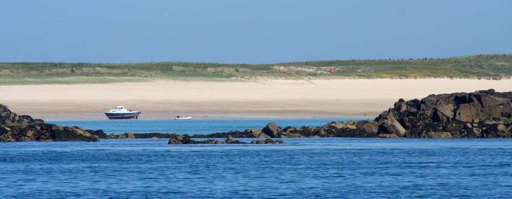 Shell beach à l'abri derrière des récifs qui compliquent la navigation © François Ribard