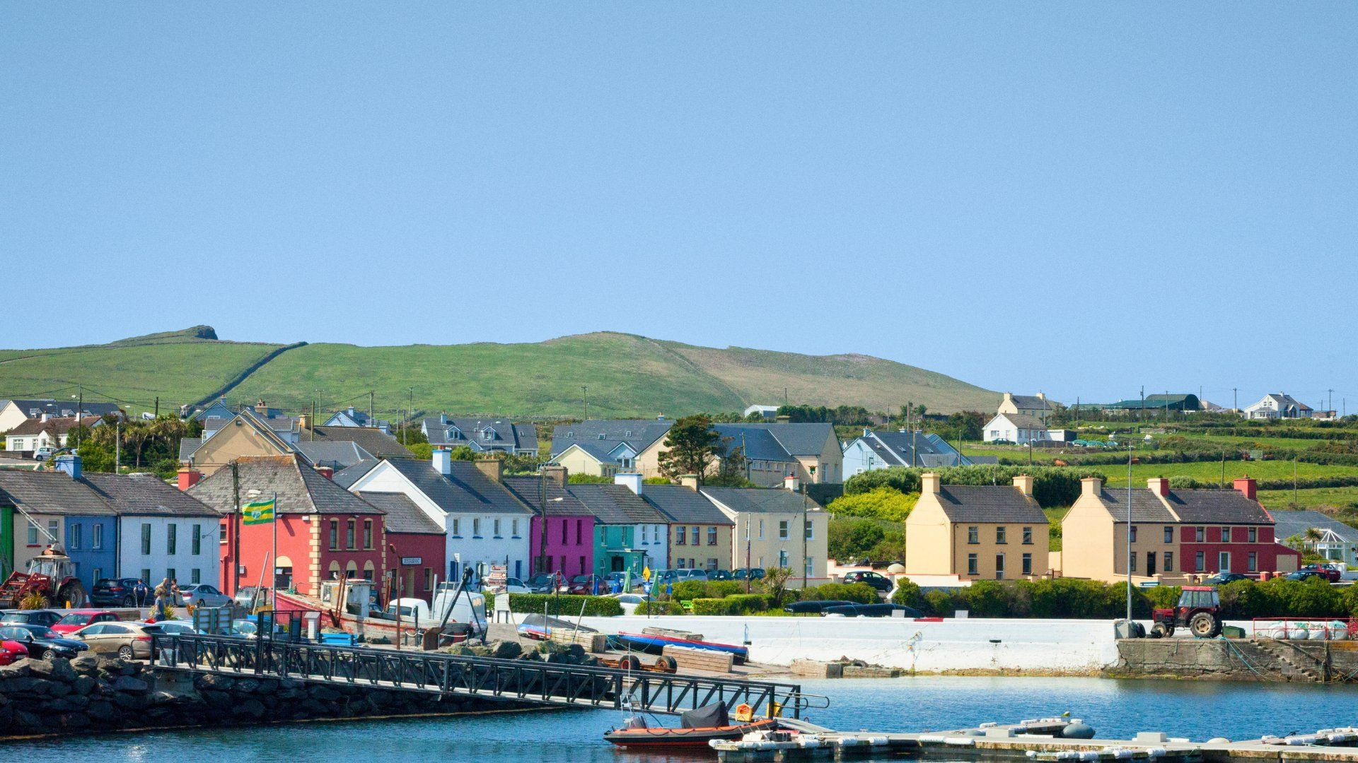 Village coloré et port au bord de l'eau - Anneau du Kerry - Irlande