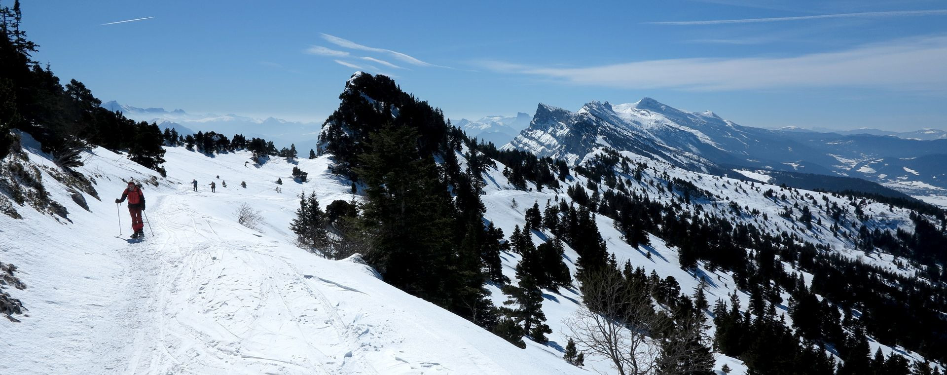 Randonnée à skis sur une pente enneigée face au Grand Veymont - Vercors - Alpes, France