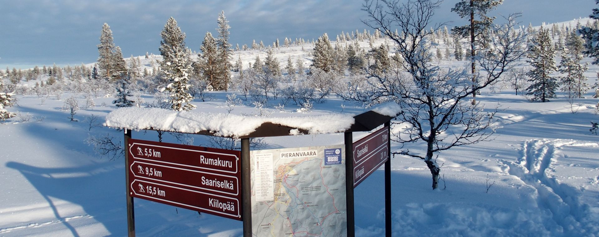 Balisage des pistes de ski enneigées - Saariselkä - Laponie - Finlande