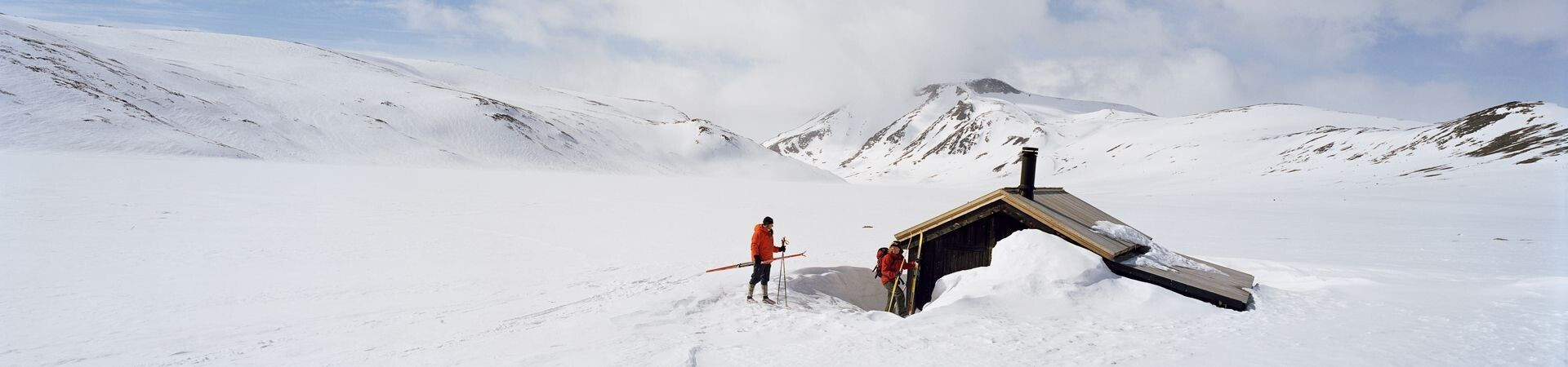 Skieurs près d'un refuge enseveli sous la neige - Montagnes de Norvège
