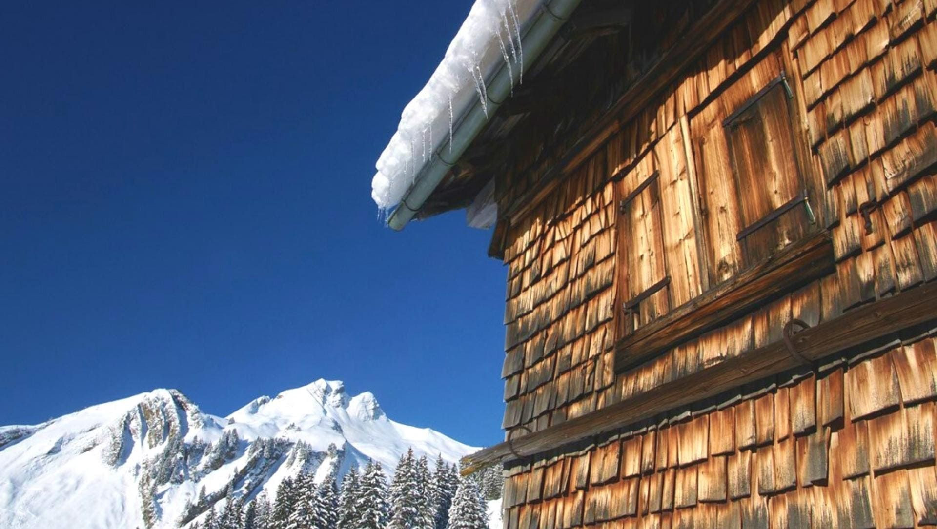© Ludwig Berchtold Chalet en bardeaux enneigé du domaine de Damüls-Mellau - Vorarlberg - Autriche
