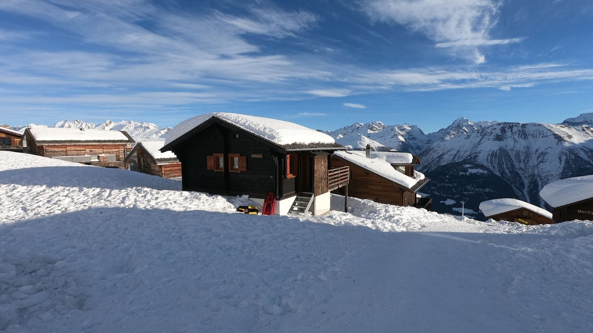 Chalets enneigés au-dessus de la vallée - Aletsch - Valais - Suisse