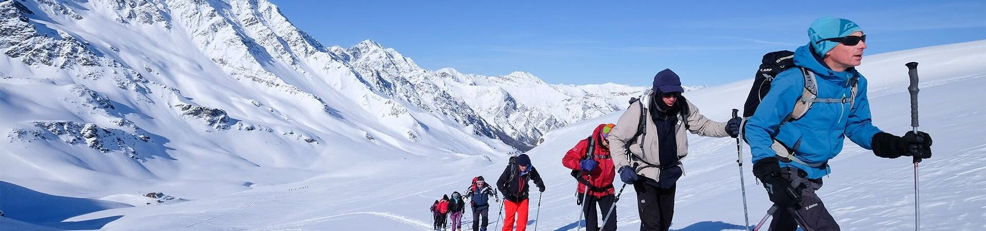 Randonneurs en raquettes sur les sommets enneigés - Alpes
