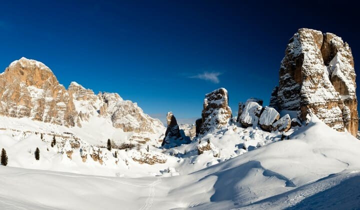 © Uwe Raquettes à neige aux Cinque Torri - Cortina d'Ampezzo - Dolomites, Italie