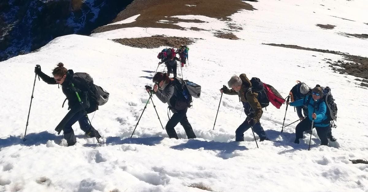 © Annie Rayrat Groupe en raquettes progressant dans la neige - Vercors - France