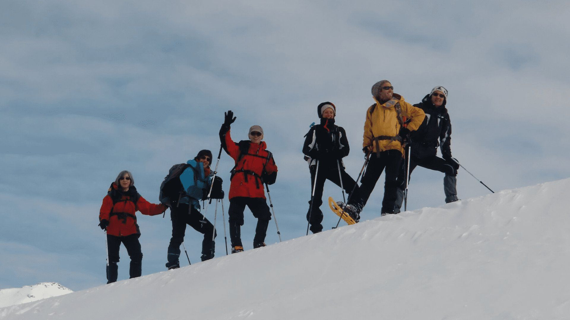 Groupe en raquettes sur une crête enneigée - Queyras - France