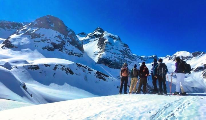 © Michel Madré Randonneurs en raquettes face aux sommets enneigés - Pyrénées-Orientales - France