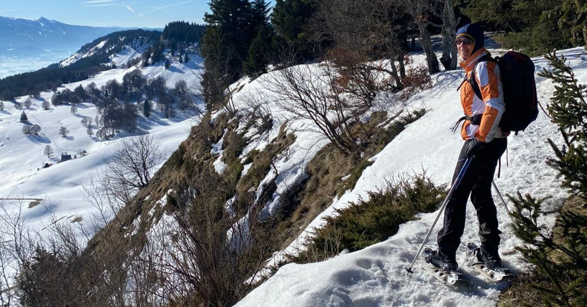 Randonneur en raquettes sur les plateaux enneigés - Vercors - Alpes