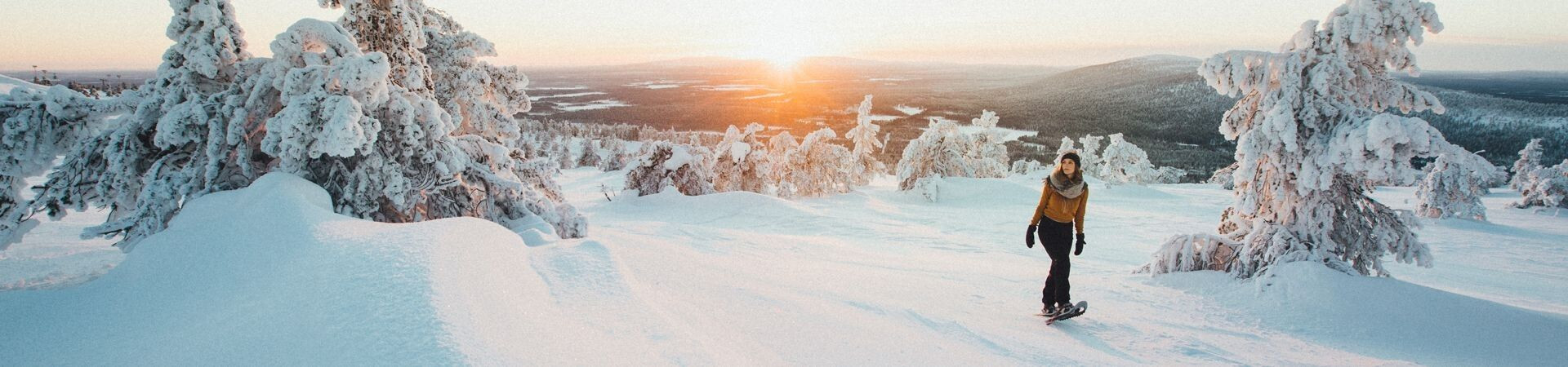 Randonneuse en raquettes au coucher de soleil - Levi - Laponie finlandaise