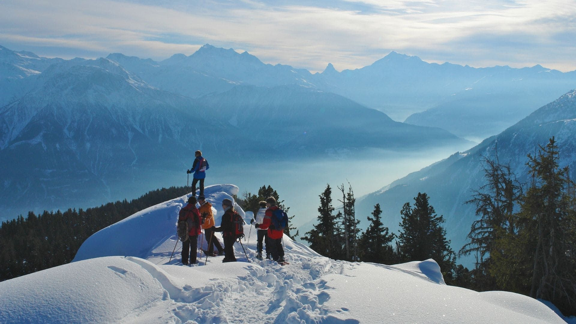 Randonneurs en raquettes au-dessus de la vallée - Aletsch - Valais - Suisse