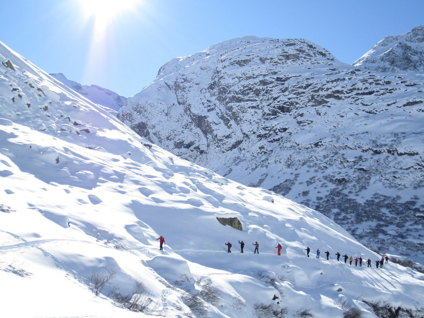 Groupe en raquettes traversant la vallée enneigée - Bessans - Alpes - France