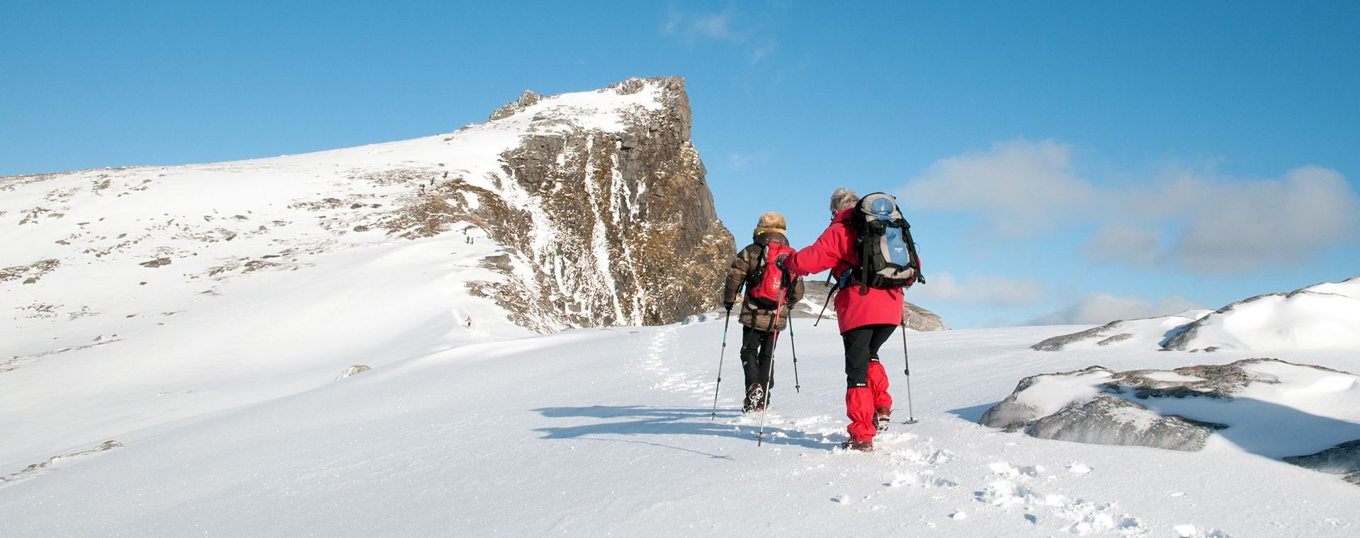 Randonneurs en raquettes sur une crête enneigée - Îles Lofoten - Norvège