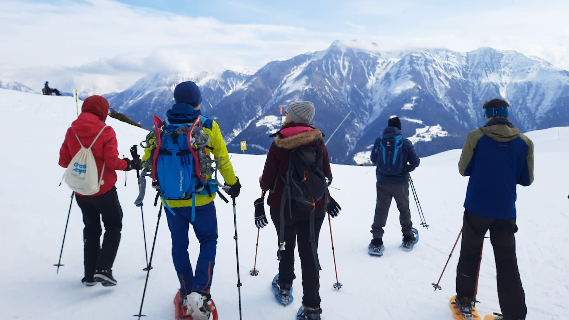 Randonneurs à raquettes sur les hauteurs de Breiten - Valais - Suisse