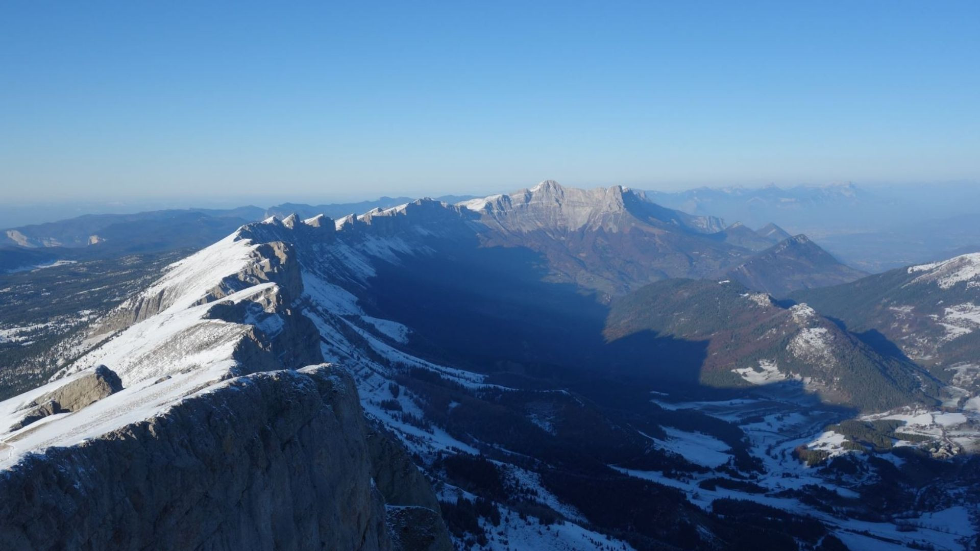 Panorama d'une crête calcaire enneigée - Vercors - Alpes françaises