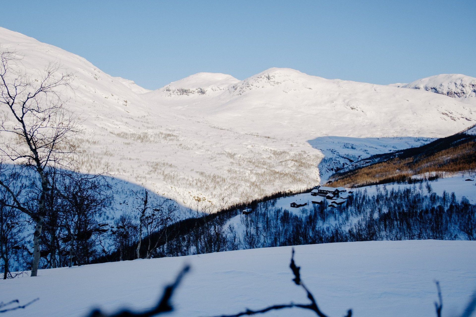 © Daniel Jacobsen Vallée enneigée et hameau en hiver - Jotunheimen - Norvège
