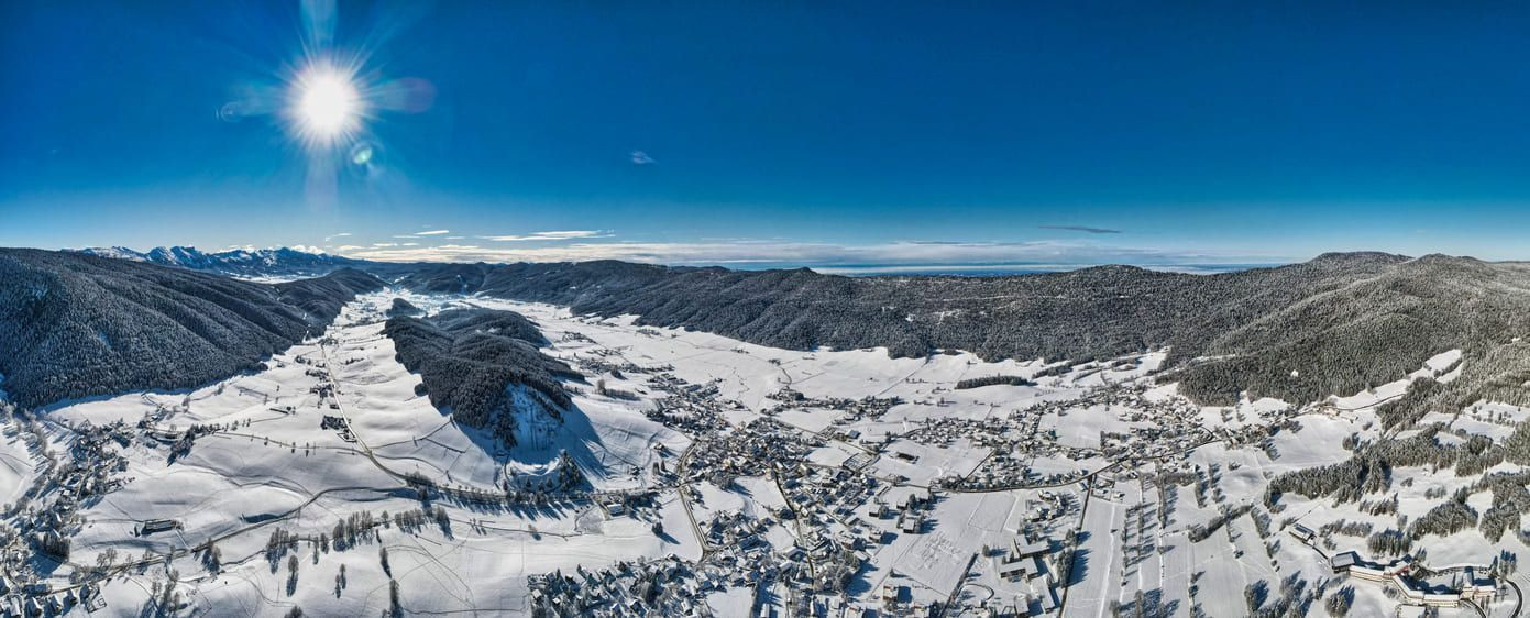 © David Praire Vue aérienne d'Autrans enneigé - Vercors - Alpes - France