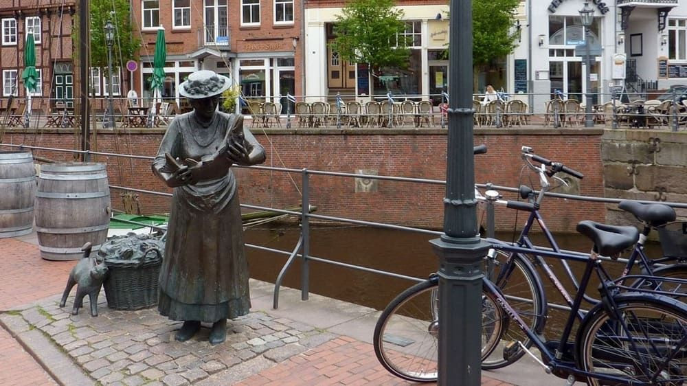 Statue de pêcheuse au port hanséatique - Stade - Basse-Saxe - Allemagne