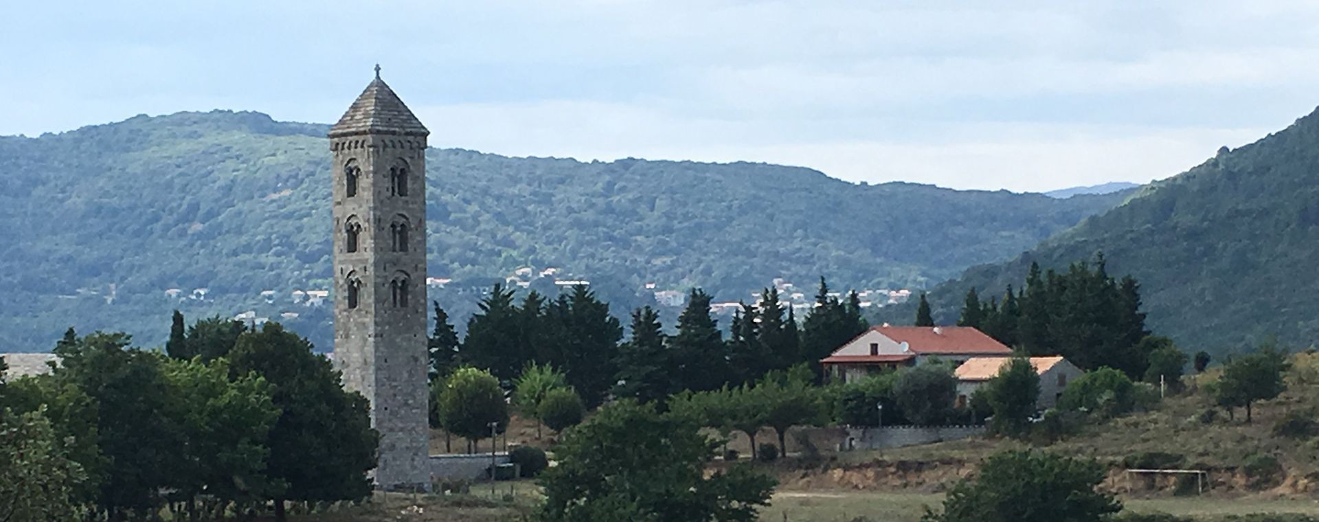 Clocher en pierre dans une vallée verdoyante - Corse - France