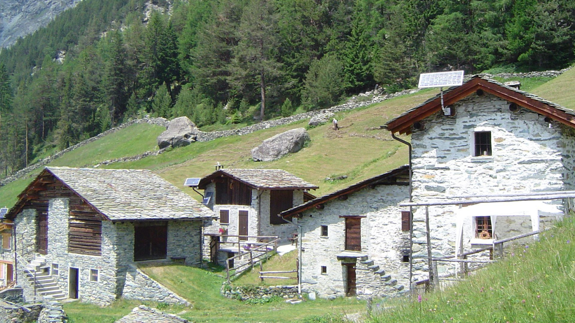 Hameau de chalets en pierre dans un alpage - Engadine - Suisse
