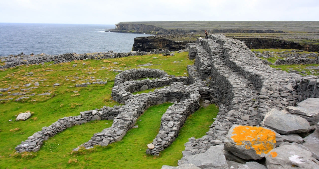 Ruines de fort en pierre sur falaise côtière - Îles d'Aran - Irlande