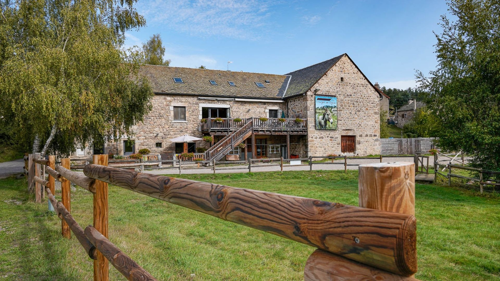 Gîte en pierre rénové avec terrasse en bois - Auvergne - France