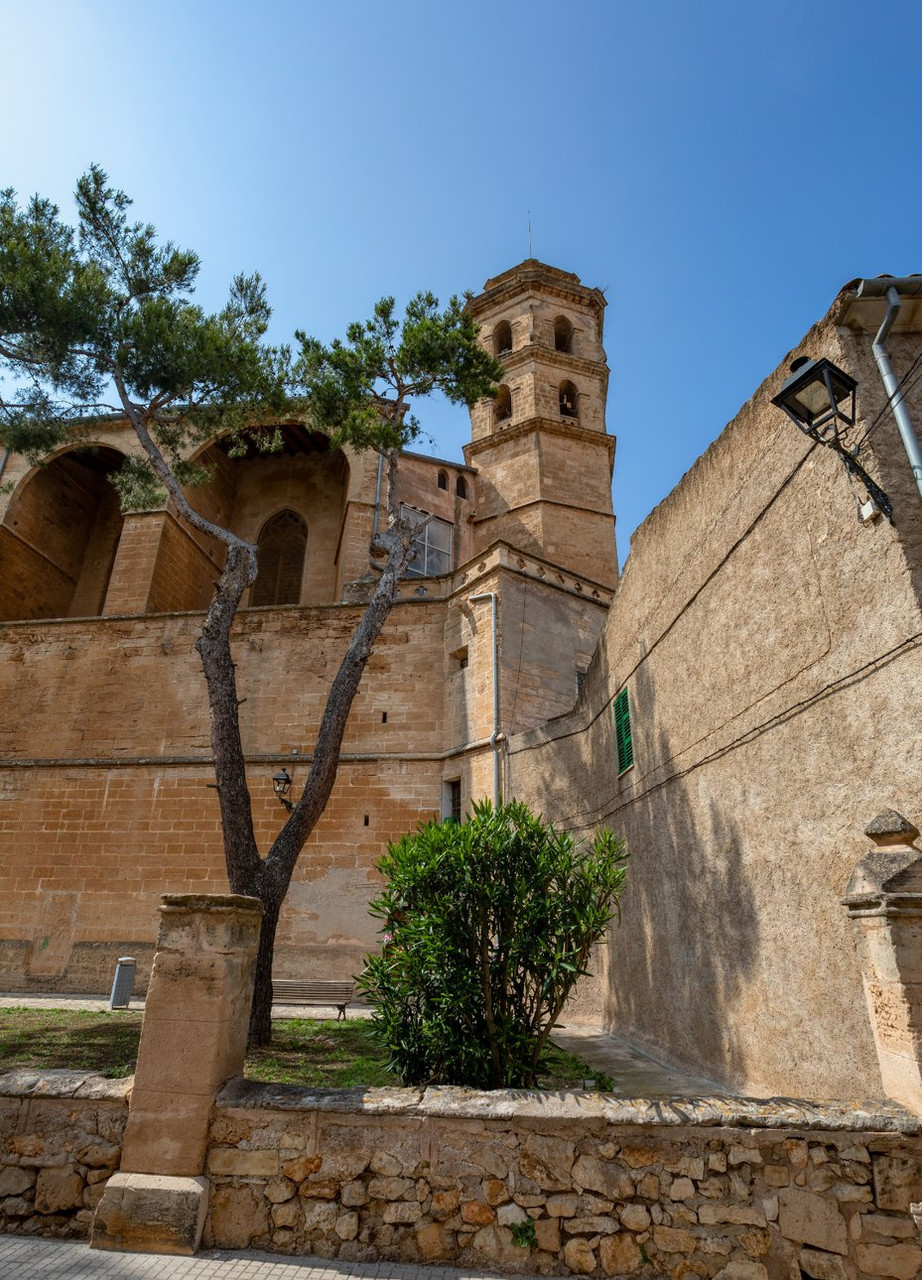Église et clocher en pierre d'un village - Majorque - Espagne