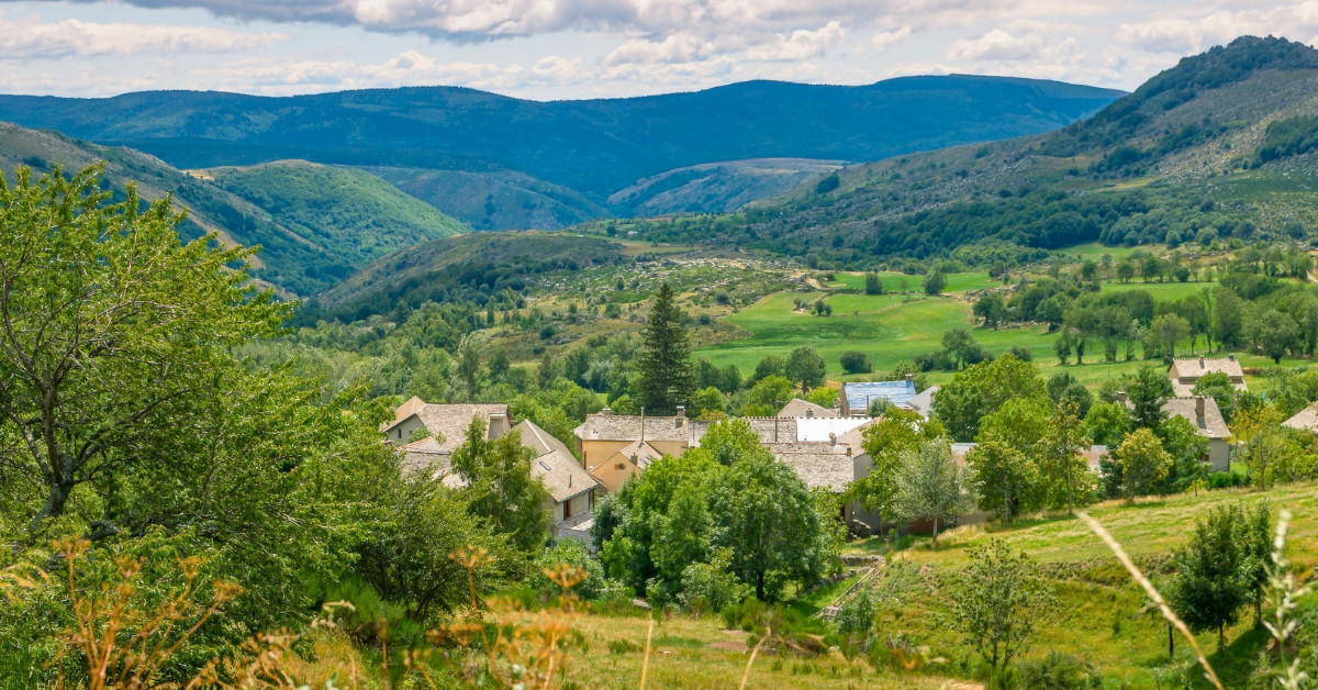 Village de pierre dans une vallée verdoyante - Cévennes - Lozère, France
