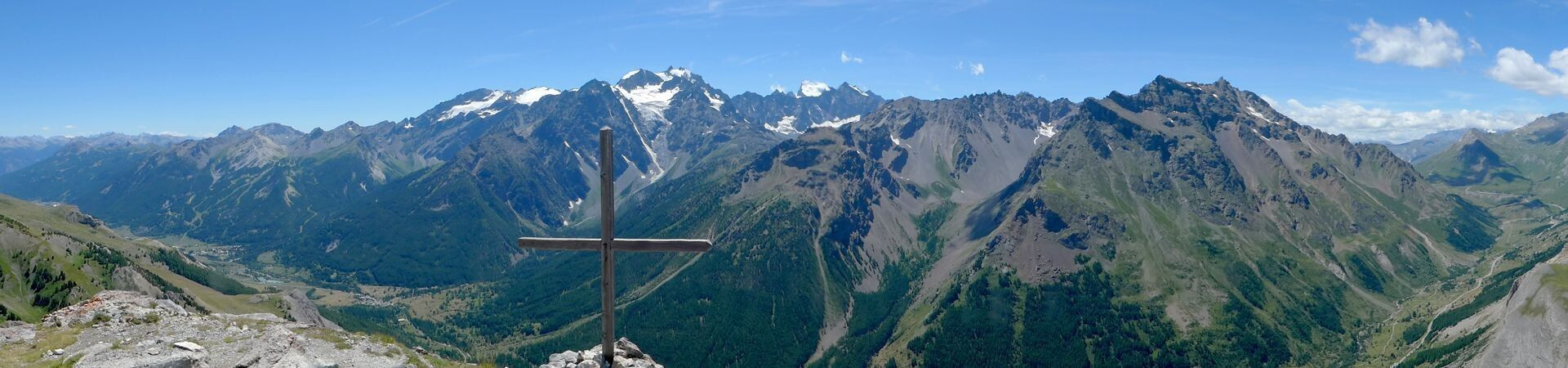 Croix de sommet et panorama sur le massif des Écrins - Alpes françaises
