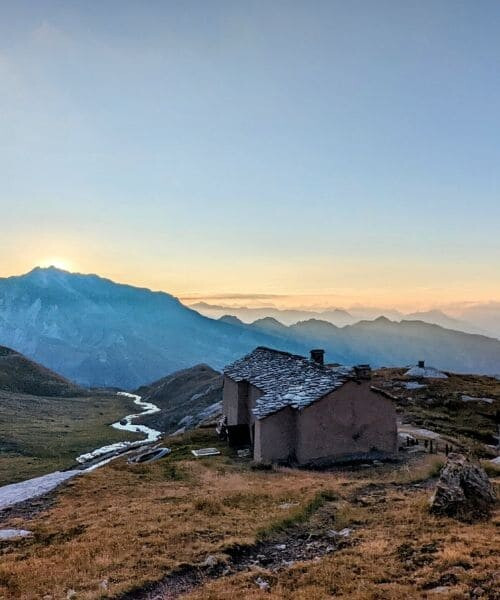 Lever de soleil au sanctuaire de Cuney - Val d'Aoste - Italie