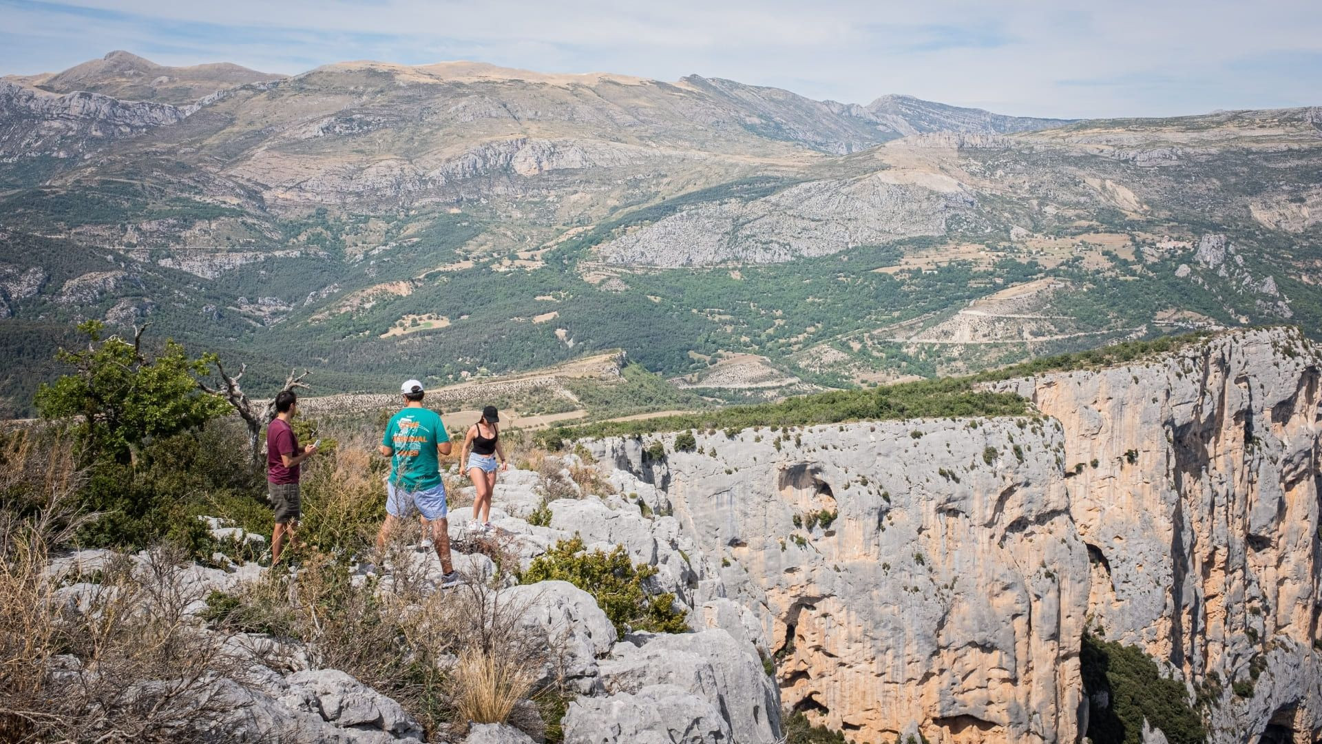© Bernard Hermant Randonneurs sur les hauteurs des gorges du Verdon - Provence, France