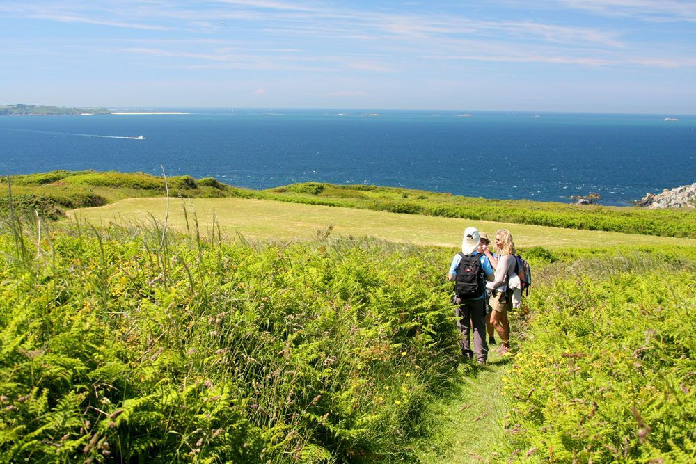 © François Ribard Sur les chemins de Sark avec, au fond, la Shell beach de Herm © François Ribard
