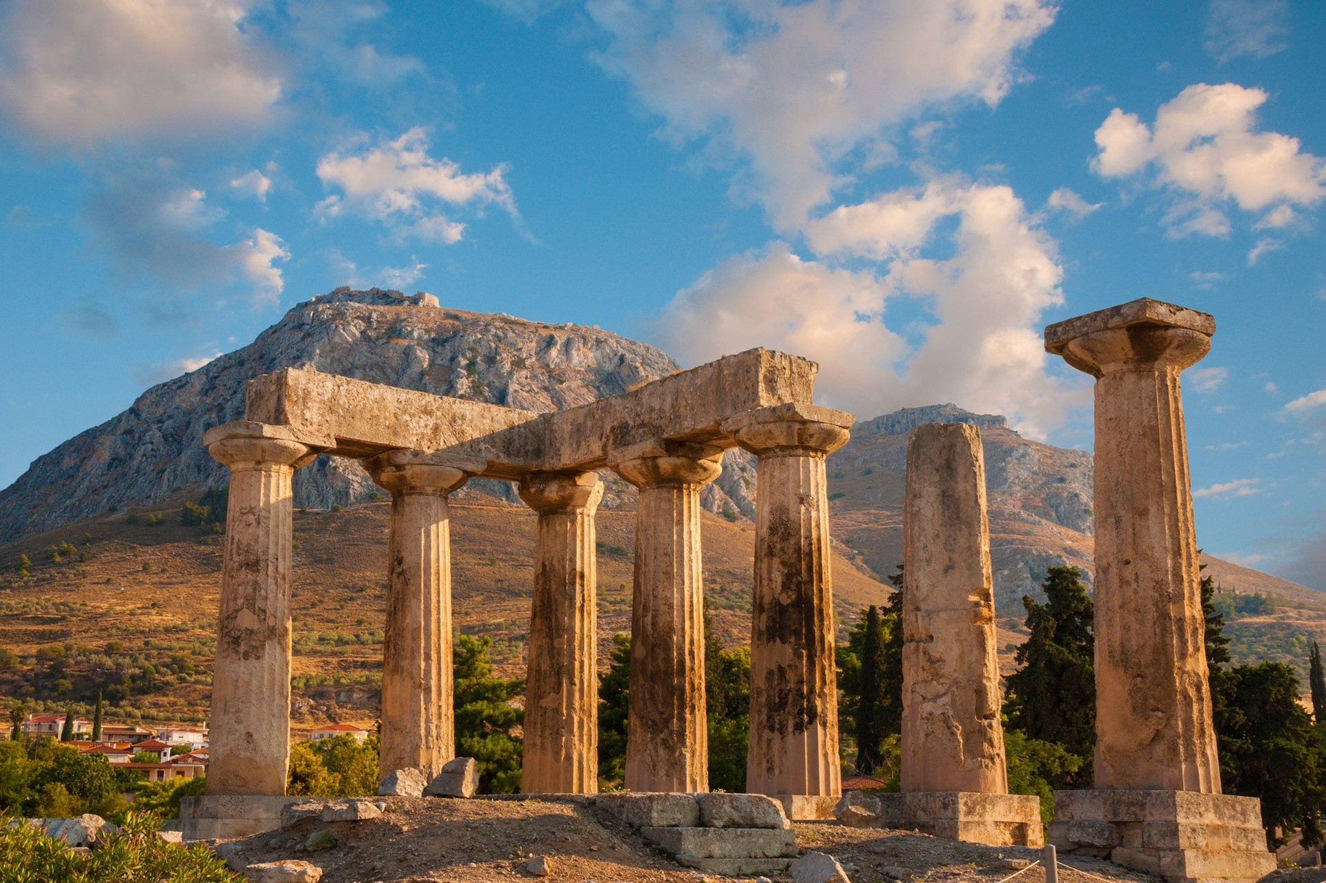 © Adobe Stock temple_dapollon_et_la_foreteresse_corinthe_c_adobe_stock.jpeg