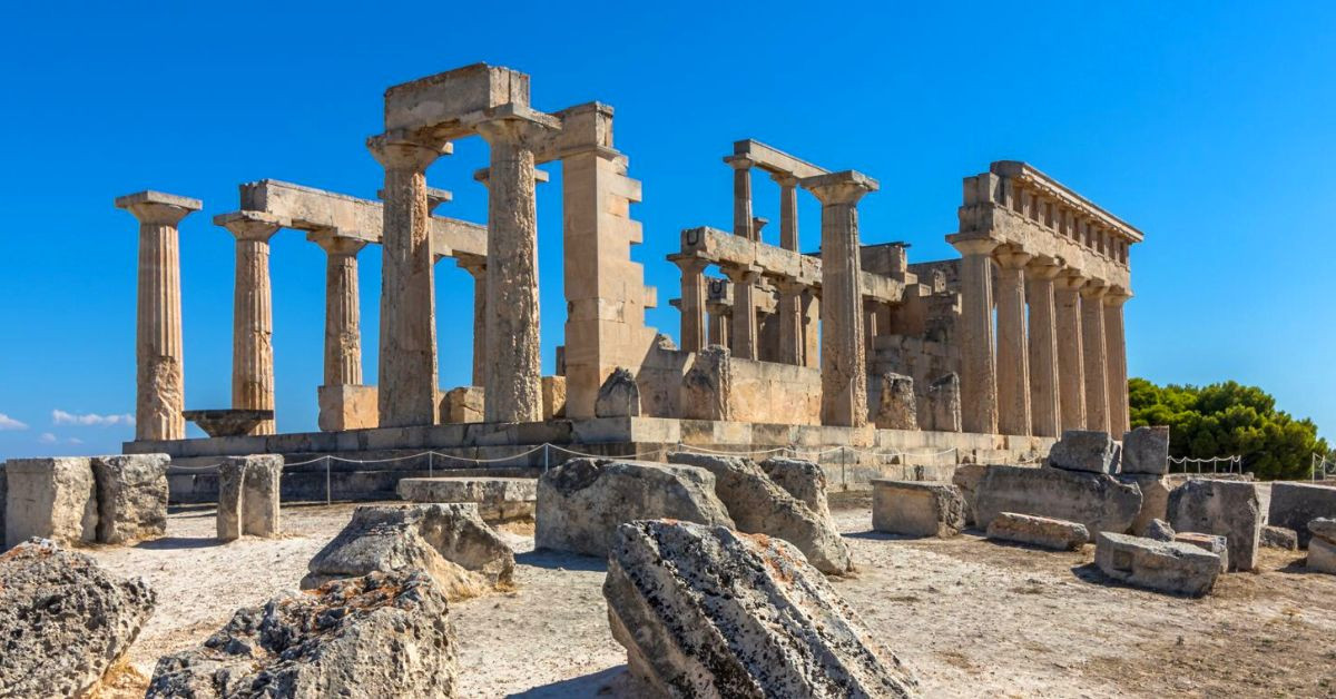 © Adobe Stock Temple d'Aphaia sur l'île d'Égine - Grèce